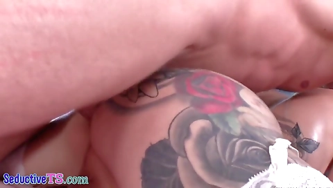 Blond tranny takes it in the ass